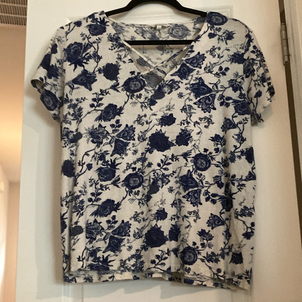 Lucky Brand Woman’s large Floral V-Neck Top - Blue and White spring fashion